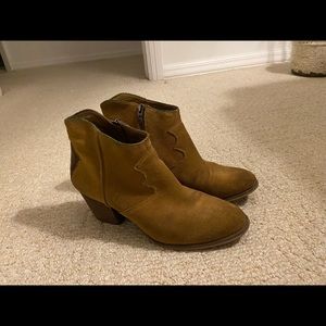 Marc Fisher ankle cowboy boot. Size 9.